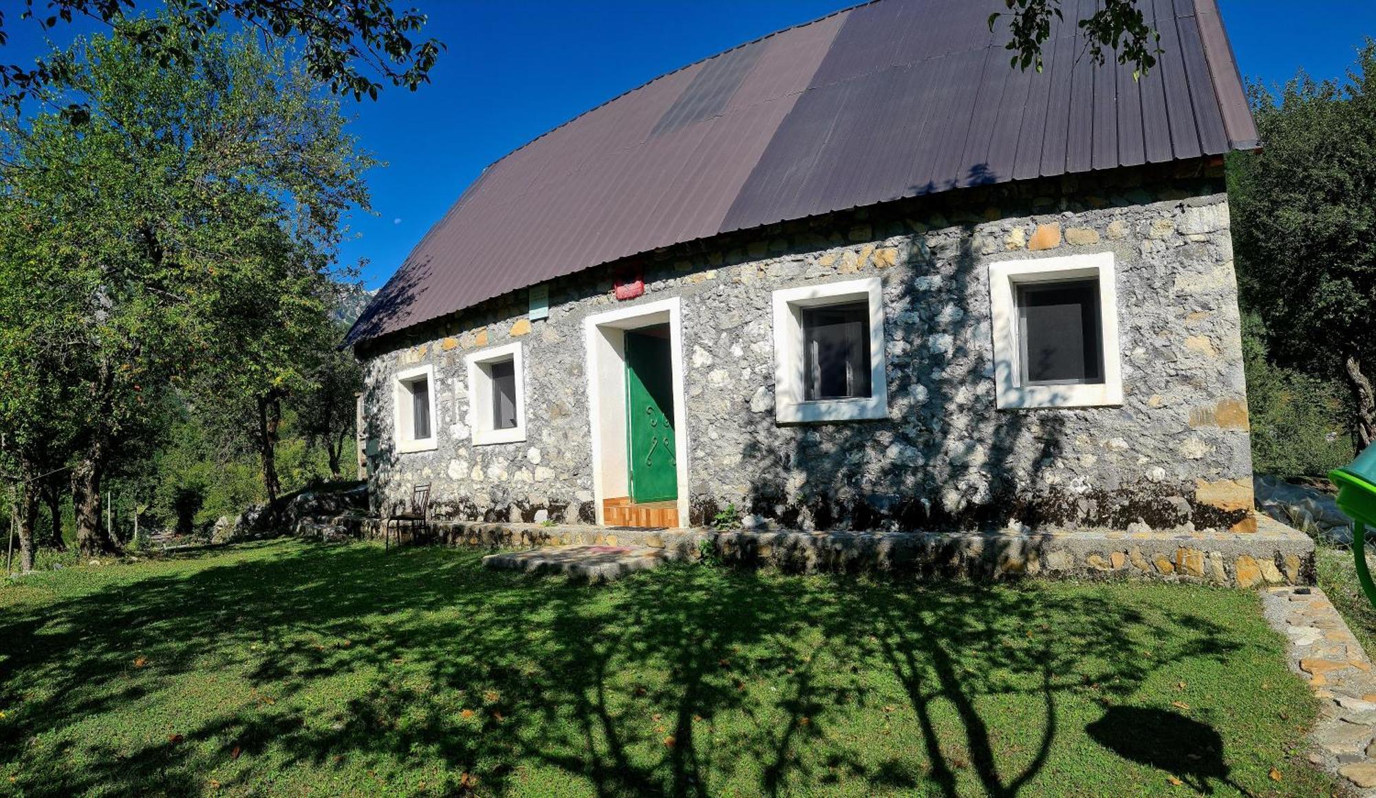 Guest House Emanueli Tropoje Esterno foto