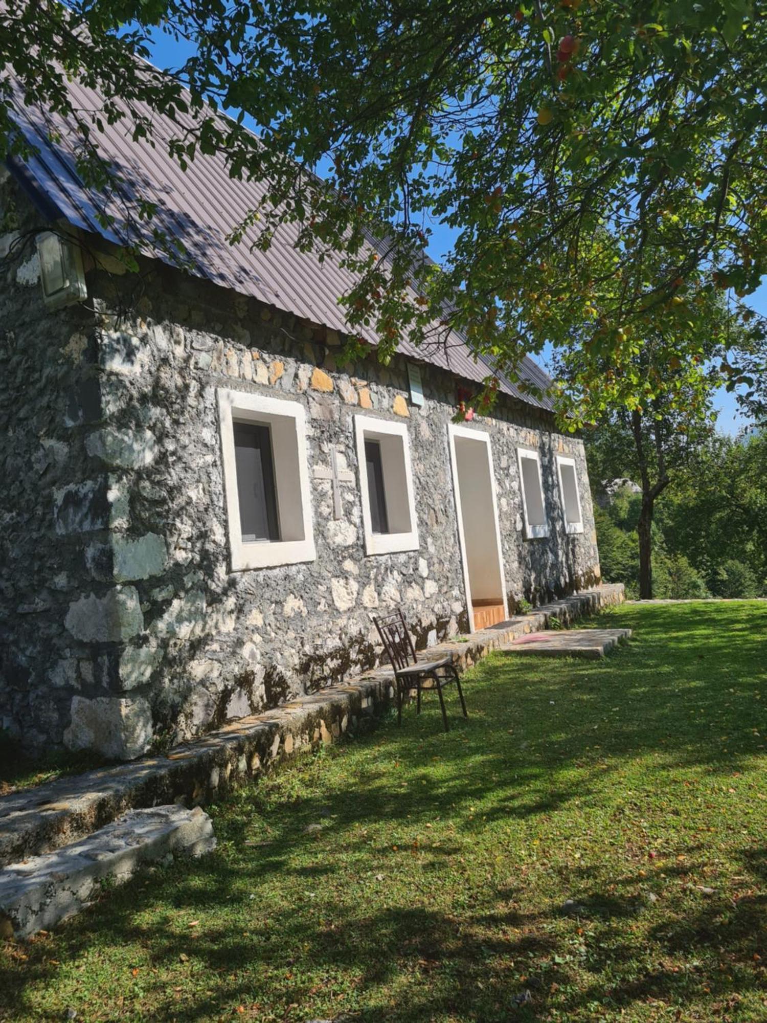 Guest House Emanueli Tropoje Esterno foto
